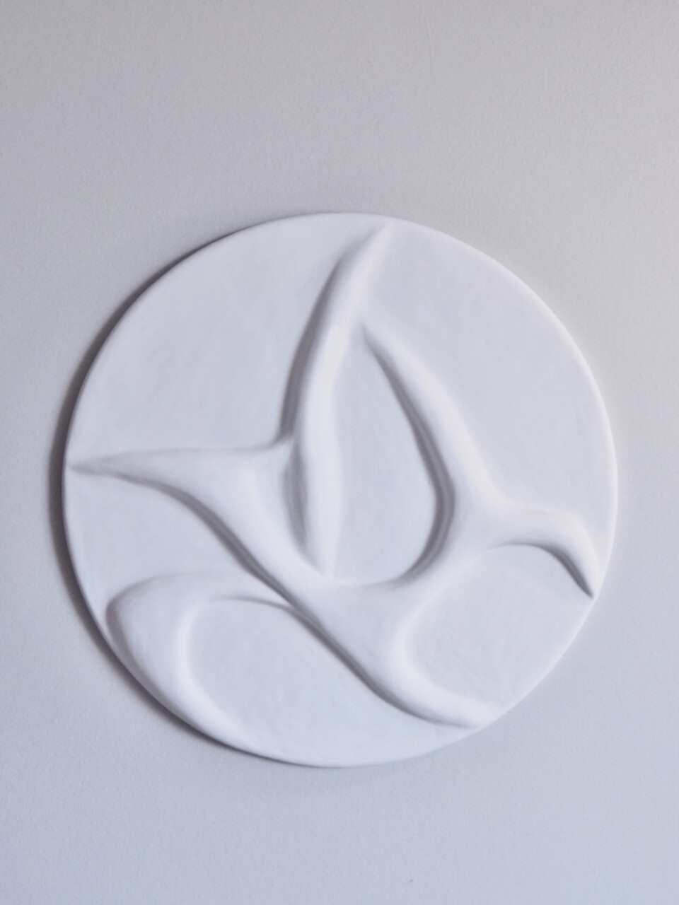 белое круглое панно